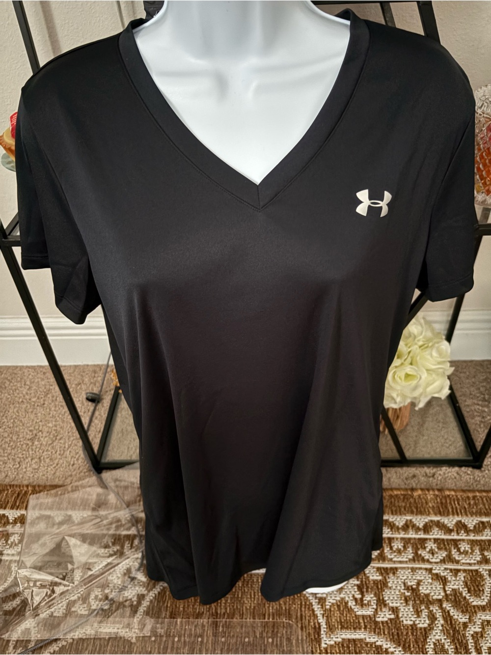 Under Armour Loose Coupe Heat Gear womens v-neck black t-shirt size LG